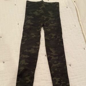 Spanx Look At me Now Camo Green leggings Gently Used size Small